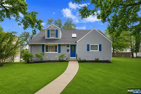 Photo of 8 Oak Crest Road, West Orange, NJ 07052 (MLS # 26026692)