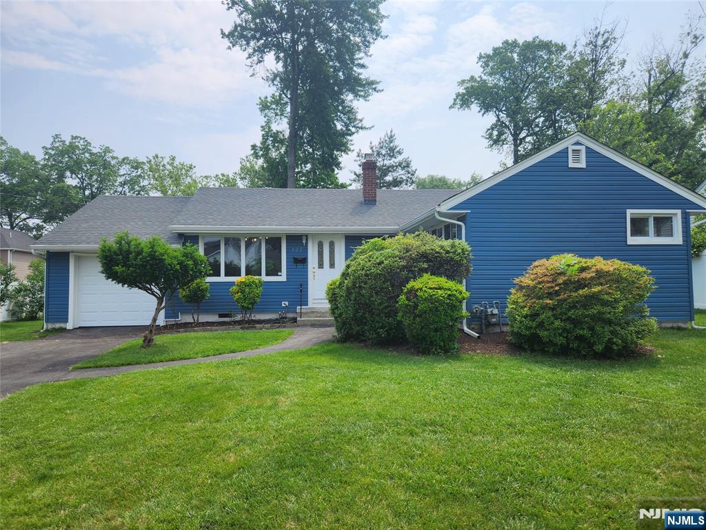 Rental Property at 222 Vivien Ct, Paramus, New Jersey - Bedrooms: 3 
Bathrooms: 2 
Rooms: 6  - $4,500 MO.