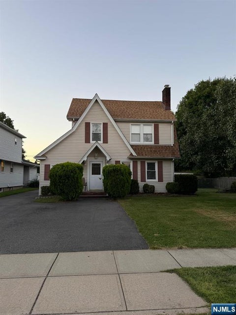 Photo of 9 Long Avenue, Mahwah, NJ 07430 (MLS # 26022329)