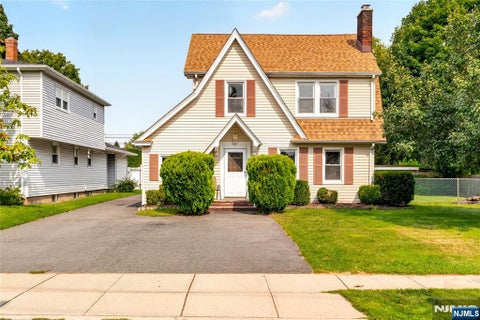 Photo of 9 Long Avenue, Mahwah, NJ 07430 (MLS # 26022329)