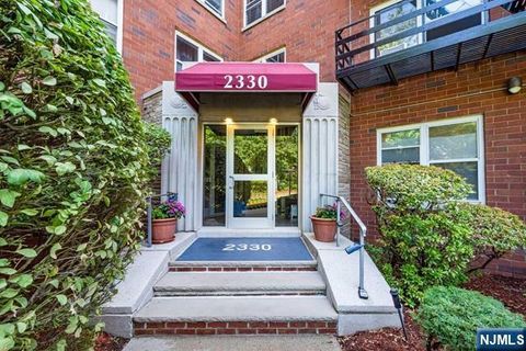 Photo of 2330 Linwood Avenue #4C, Fort Lee, NJ 07024 (MLS # 26012302)