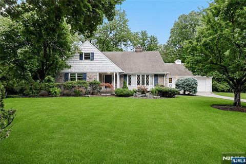 Photo of 26 Glenwood Rd, Tenafly, NJ 07670 (MLS # 26025300)