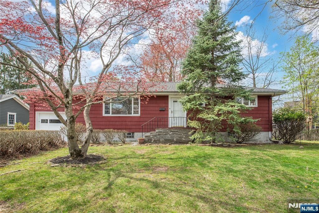 Photo of 10 Laurel Place, Caldwell, NJ 07006 (MLS # 26013150)