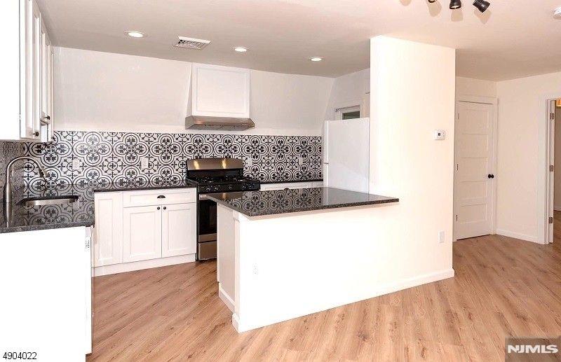 Rental Property at 204 Hillside Ave, Glen Ridge, New Jersey - Bedrooms: 1 
Bathrooms: 1 
Rooms: 3  - $1,950 MO.