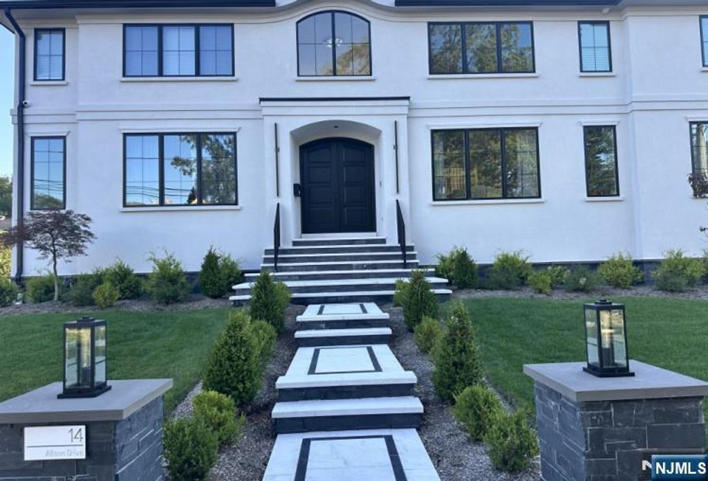 Photo of 14 Allison Drive, Englewood Cliffs, NJ 07632 (MLS # 25033985)