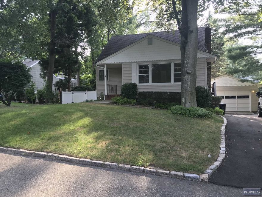 Well maintained 3 beds 2.5 bathroom extraordinary Cozy c/c rental house with big walkout finished basement located on a quiet private tree lined street. Master suite in 1st fl. Wet bar and a half bath in finished walkout basement overlooking serene backyard gives family entertaining and huge 2 car detached garage has ample space for extra storage. Walking distance to NVD high school, elementary school and NYC bus.