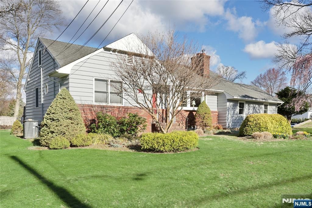 Photo of 223 Linda Vista Avenue, North Haledon, NJ 07508 (MLS # 26011630)