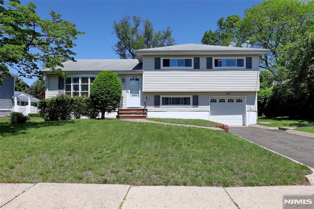 4015 Terhune Pl, Fair Lawn, New Jersey - 3 Bedrooms  
3 Bathrooms  
7 Rooms - 