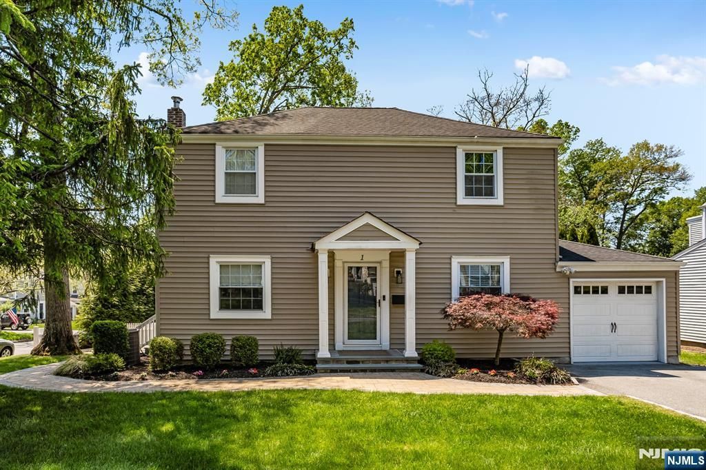 Photo of 1 Sheridan Road, Livingston, NJ 07039 (MLS # 26019387)