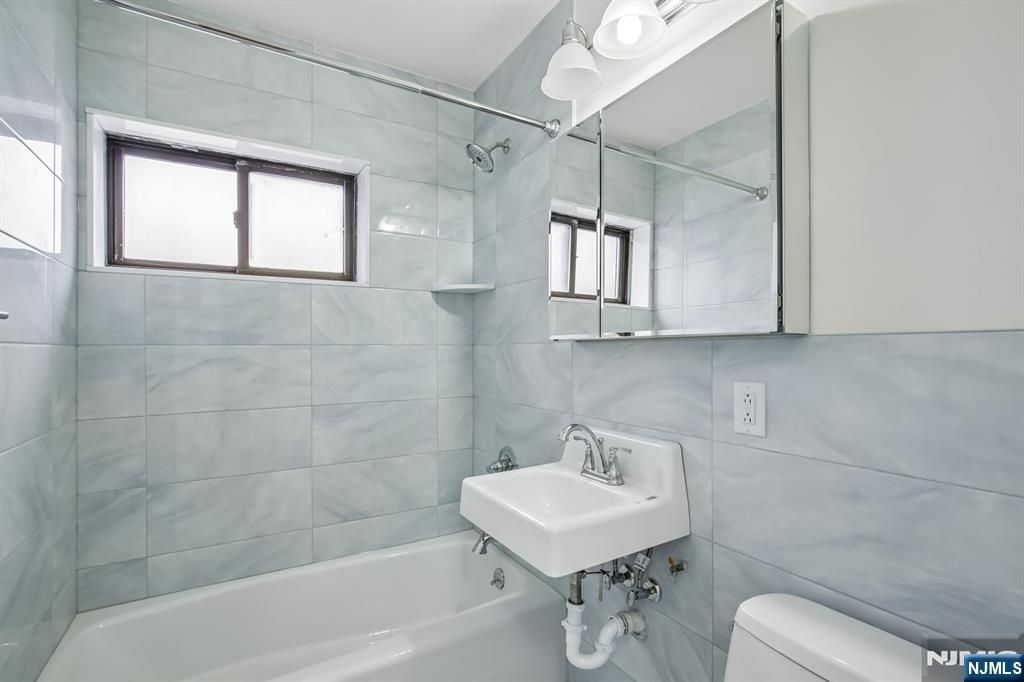 Photo of 3060 Edwin Avenue #4C, Fort Lee, NJ 07024 (MLS # 26018465)