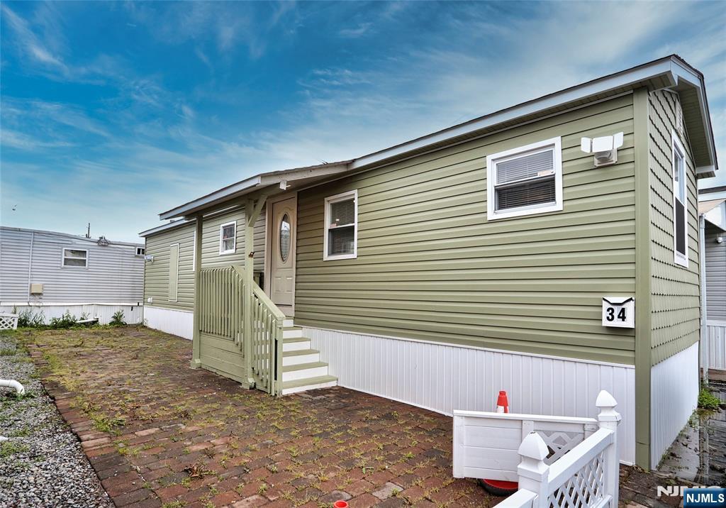 Property for Sale at 34 Helen Drive, Moonachie, New Jersey - Bedrooms: 2 
Bathrooms: 1 
Rooms: 4  - $140,000
