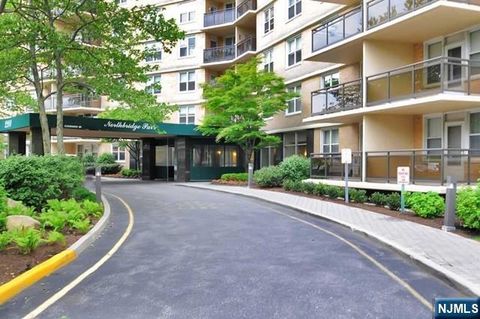 Photo of 2200 Central #7C, Fort Lee, NJ 07024 (MLS # 25040452)