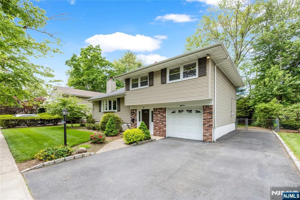 Homes for Sale in Northern NJ | ThisIsRiverEdge.com 18 Dogwood Court