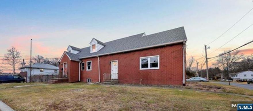 Beautiful apartment in a perfect area, schools, worship, shopping and restaurant's. Express and local buses to New York and New Jersey Locations.