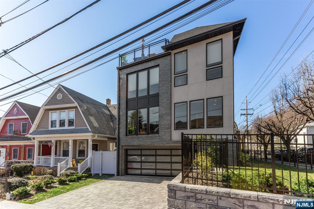 38 Hilliard Ave 1, Edgewater, New Jersey - 4 Bedrooms  
4 Bathrooms  
7 Rooms - 