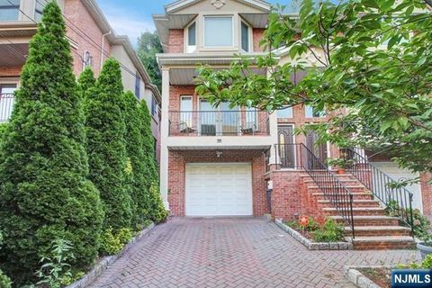 Photo of 176 Undercliff, Edgewater, NJ 07020 (MLS # 25035972)