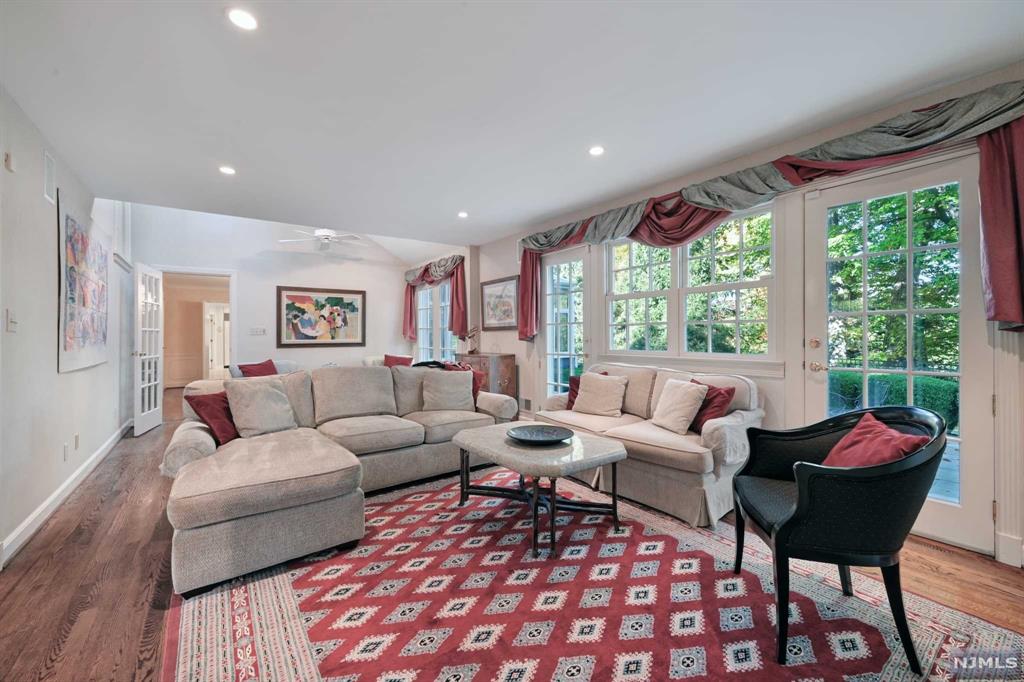 Madison Borough, New Jersey 07940, United States, 5 Bedrooms Bedrooms, ,5 BathroomsBathrooms,Residential,Pending,36236