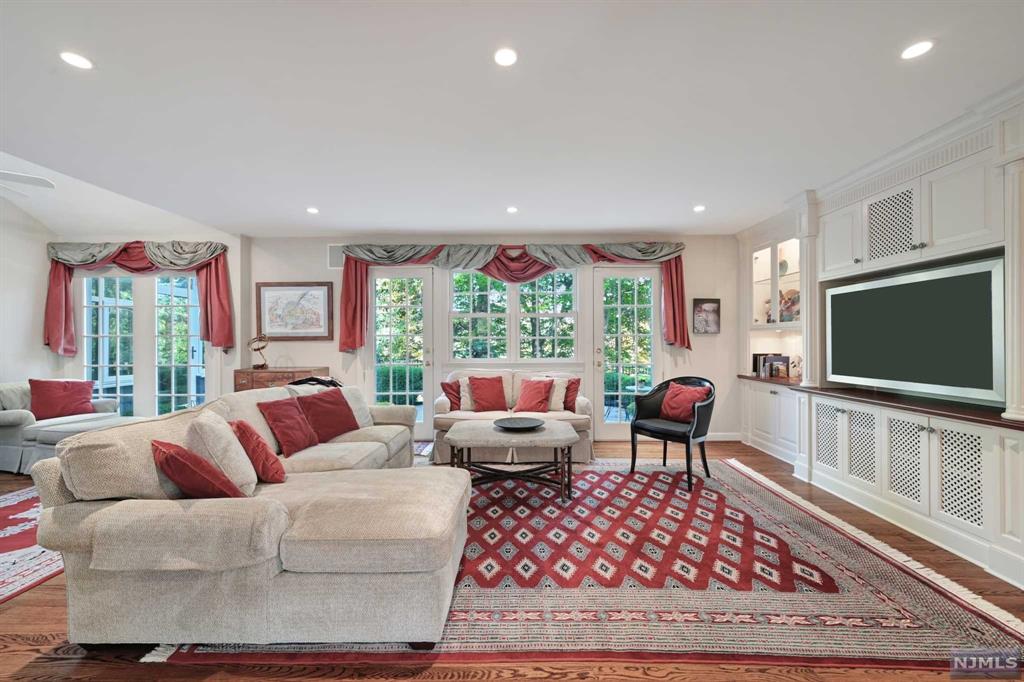 Madison Borough, New Jersey 07940, United States, 5 Bedrooms Bedrooms, ,5 BathroomsBathrooms,Residential,Pending,36236