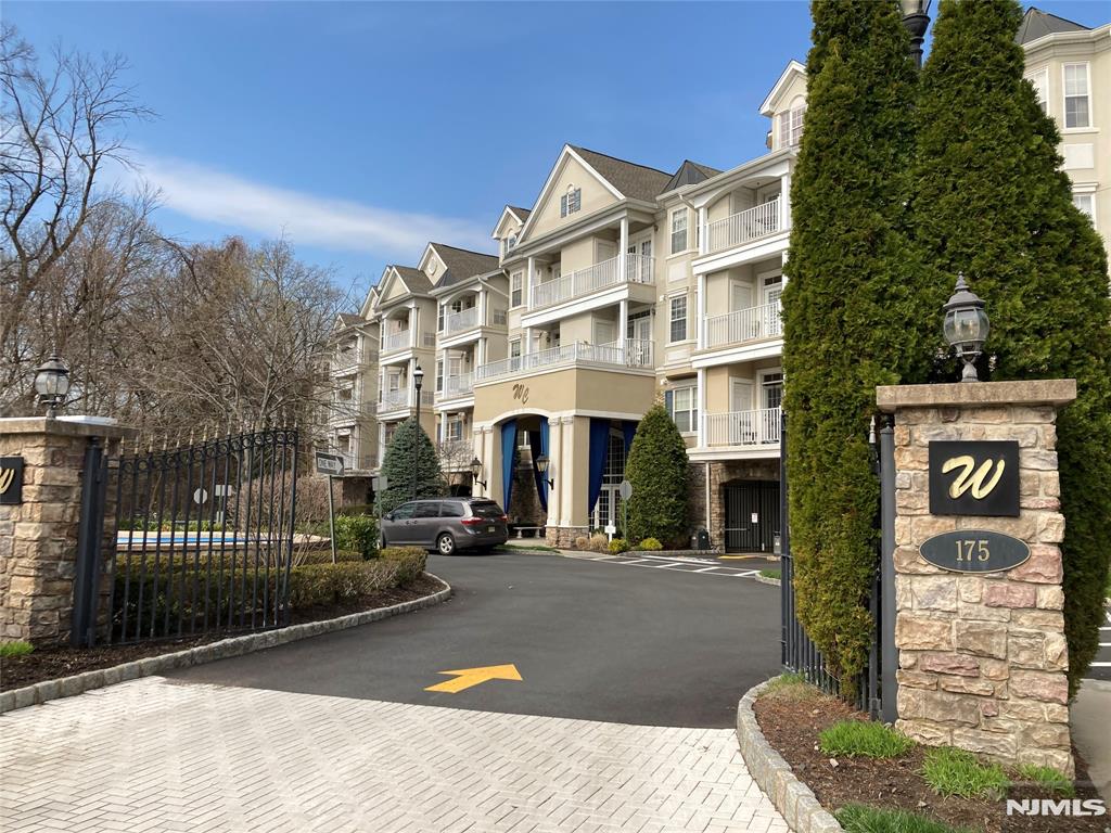 175 Rochelle Avenue 110