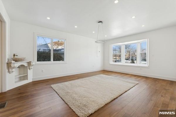99 Greenwich Dr, Bergenfield, New Jersey - 6 Bedrooms  
5 Bathrooms  
10 Rooms - 