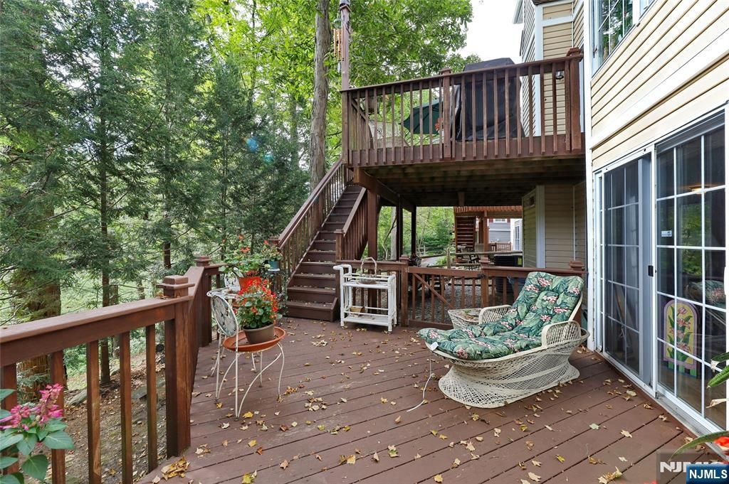 Photo of 42 Hunters Run, Oakland, NJ 07436 (MLS # 25032237)