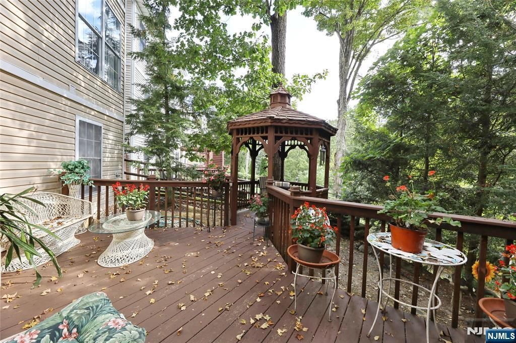 Photo of 42 Hunters Run, Oakland, NJ 07436 (MLS # 25032237)