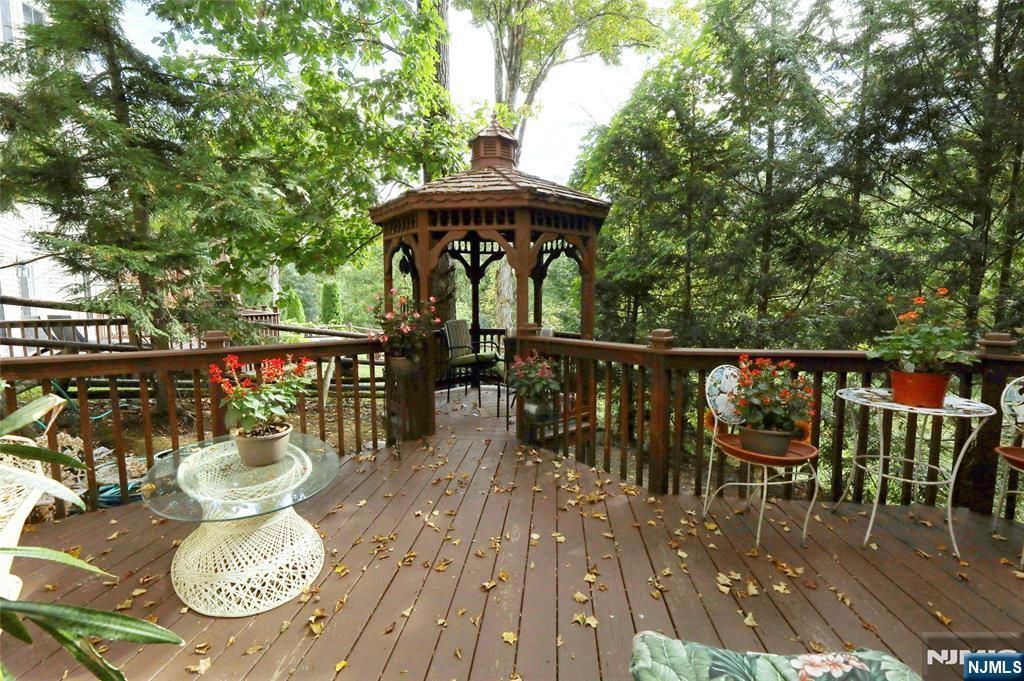Photo of 42 Hunters Run, Oakland, NJ 07436 (MLS # 25032237)