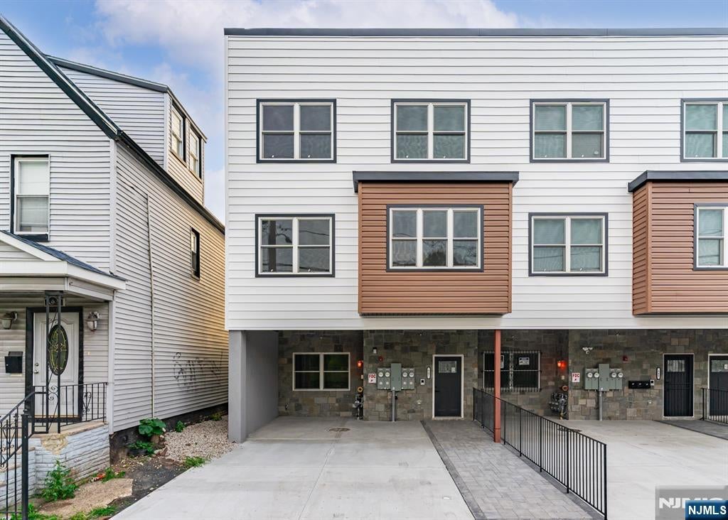 643 S 10th Street