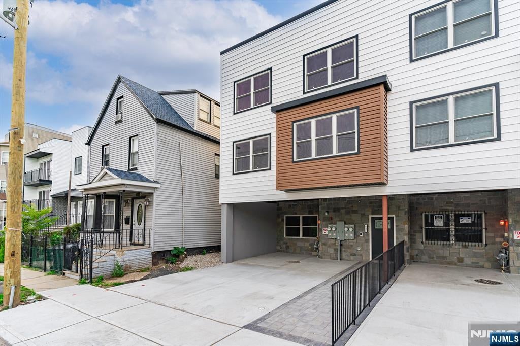 643 S 10th Street