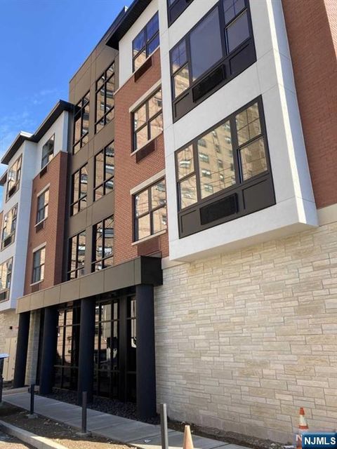 Photo of 209 Oakdene PL #402, Cliffside Park, NJ 07010 (MLS # 26017629)