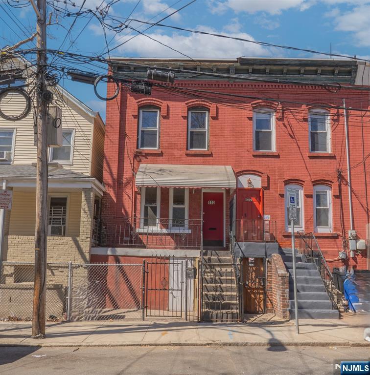 110 Summer Ave, Newark, New Jersey - 4 Bedrooms  
3 Bathrooms  
6 Rooms - 