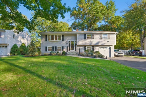 Photo of 12 Knollwood Drive, Livingston, NJ 07039 (MLS # 26039507)