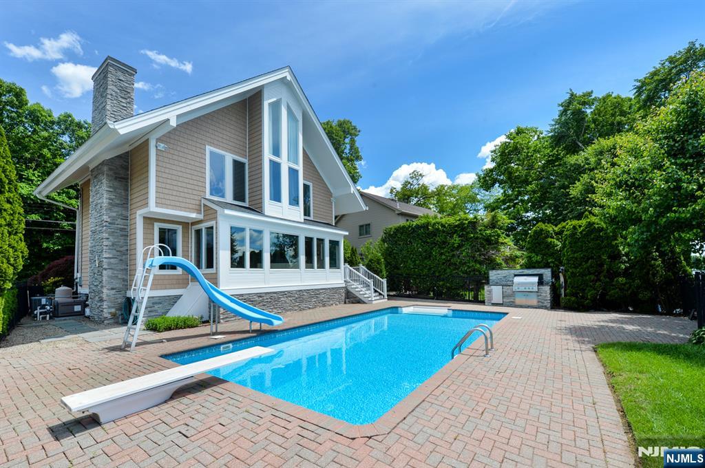 17 Forest Lake Drive