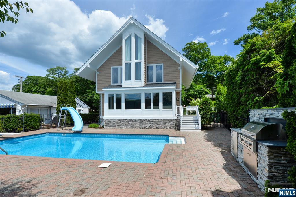 17 Forest Lake Drive