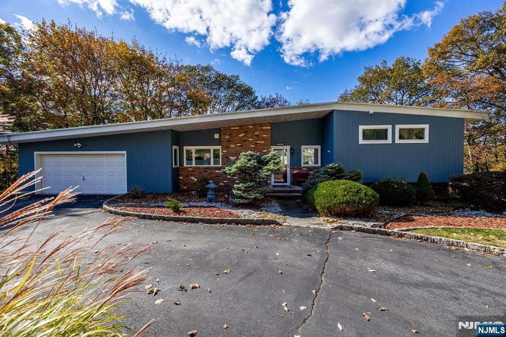 Photo of 23 Highland Avenue, Bloomingdale, NJ 07403 (MLS # 25038820)
