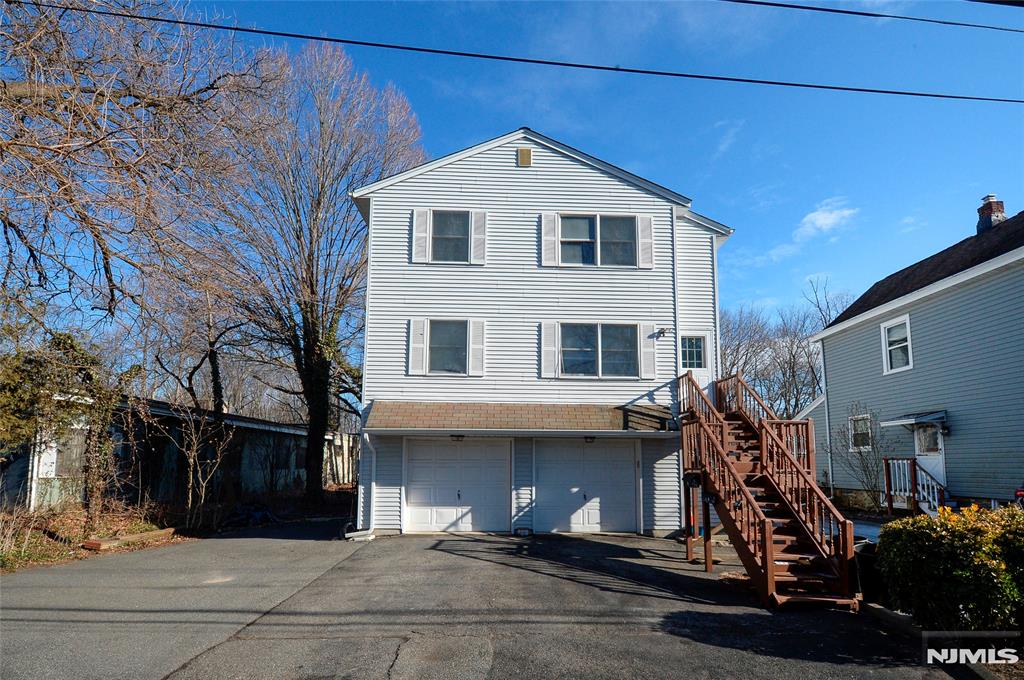 42 Star Lake Rd, Bloomingdale, New Jersey - 3 Bedrooms  
1 Bathrooms  
6 Rooms - 