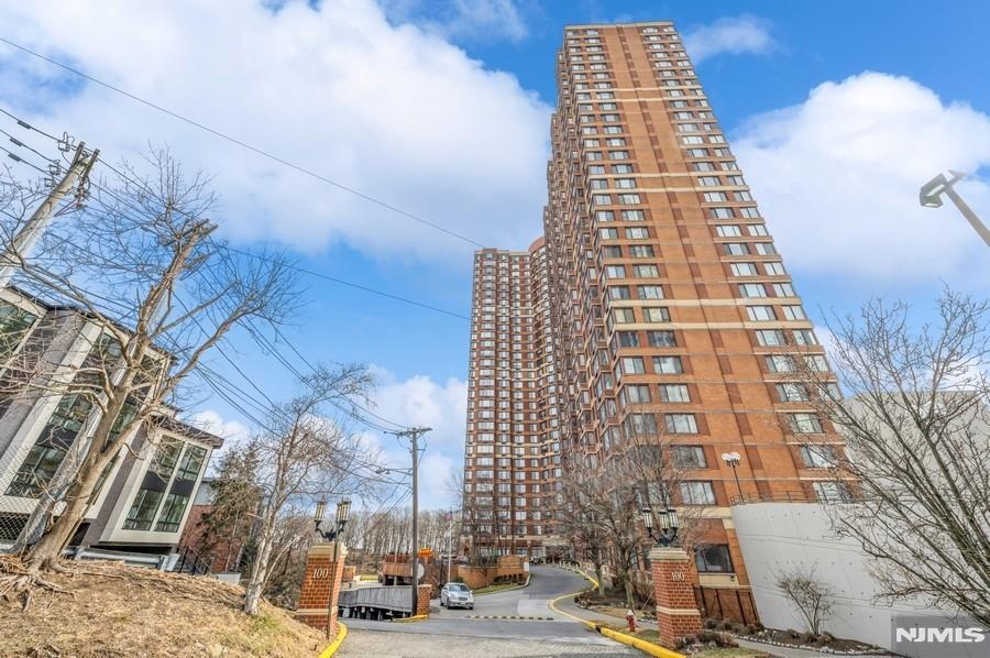 Rental Property at 100 Old Palisade Rd 2812, Fort Lee, New Jersey - Bedrooms: 1 
Bathrooms: 1 
Rooms: 4  - $2,950 MO.