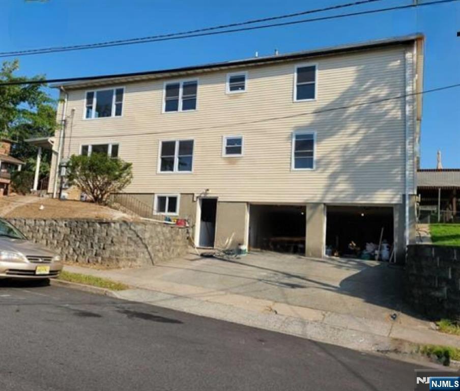 232 Brinckerhoff Ave 1st Fl, Palisades Park, New Jersey - 3 Bedrooms  
2 Bathrooms  
8 Rooms - 