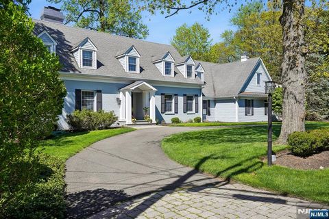 Photo of 372 Lakeview Drive, Wyckoff, NJ 07481 (MLS # 26014390)