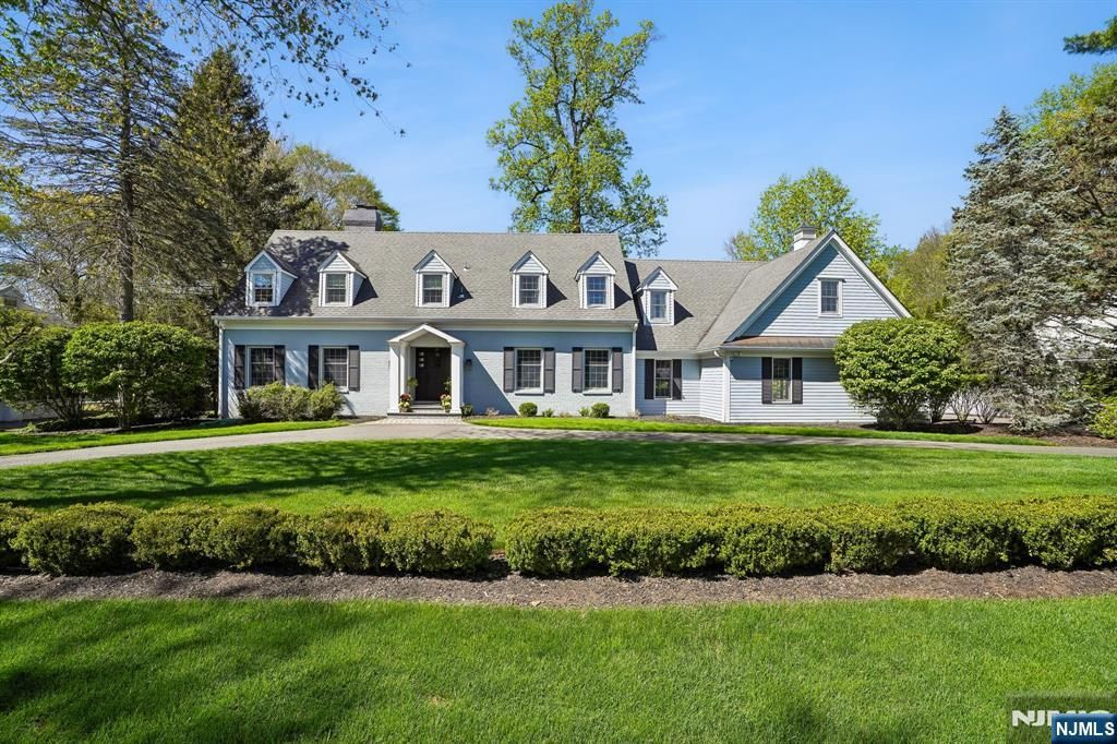 Photo of 372 Lakeview Drive, Wyckoff, NJ 07481 (MLS # 26014390)