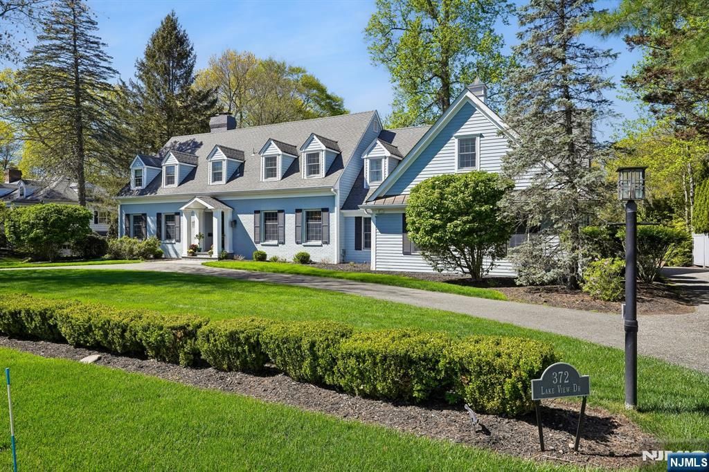 Photo of 372 Lakeview Drive, Wyckoff, NJ 07481 (MLS # 26014390)