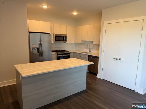 Photo of 2301 Lemoine Ave #606, Fort Lee, NJ 07024 (MLS # 25036361)