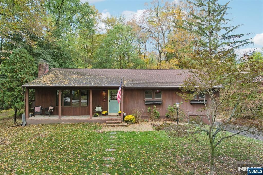Photo of 300 Park Avenue, Allendale, NJ 07401 (MLS # 25036130)