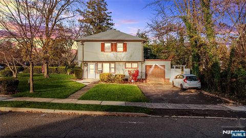 Photo of 366 Forest Avenue, Paramus, NJ 07652 (MLS # 25041547)