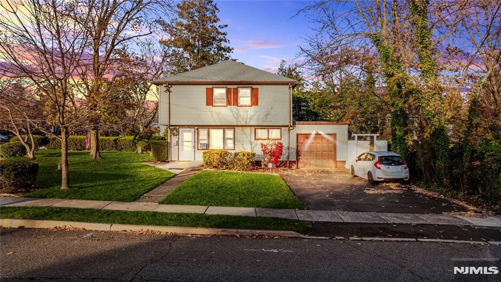 Photo of 366 Forest Avenue, Paramus, NJ 07652 (MLS # 25041547)