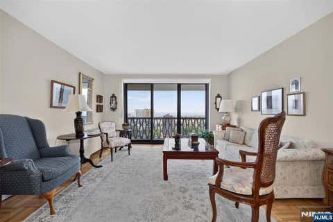 Photo of 2100 Linwood Avenue #19B, Fort Lee, NJ 07024 (MLS # 26026001)
