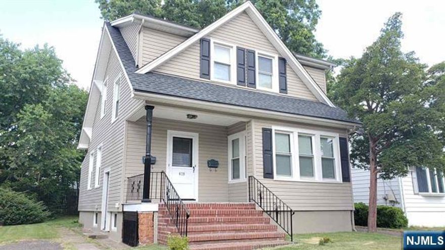 Clean, cozy 1br apt w/eat in kitchen and updated bathroom, off street parking for 1 or 2 cars, private home in the heart of Bergen County. Great neighborhood, close to shopping, restaurants, transportation and a quick ride to NYC.