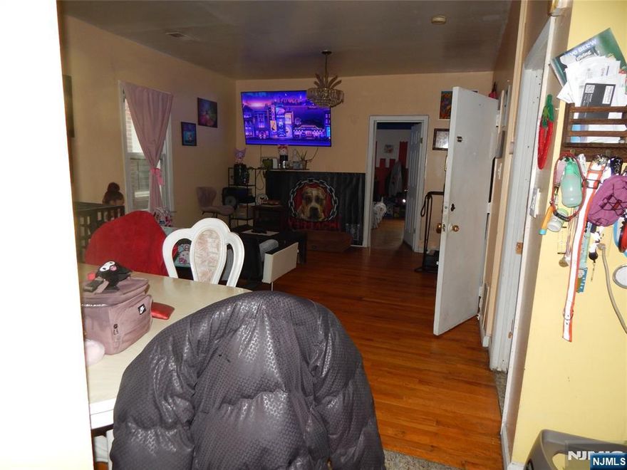 Well maintained 2 family home. 2nd floor unit has 3 bedrooms, living room, kitchen and bathroom. 1st floor unit has 2 bedrooms, living/dinning room, kitchen and bathroom. Full unfinished basement. All utilities are separated.