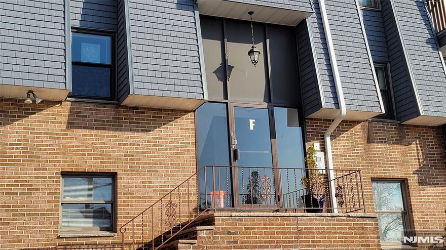 Impeccable 2 Bedroom unit with a garage and a New York view. Kitchen, bath and AC unit all within 6 years. This is truly move in condition. Also includes reserved spot EF 47 right outside your door. What are you waiting for?