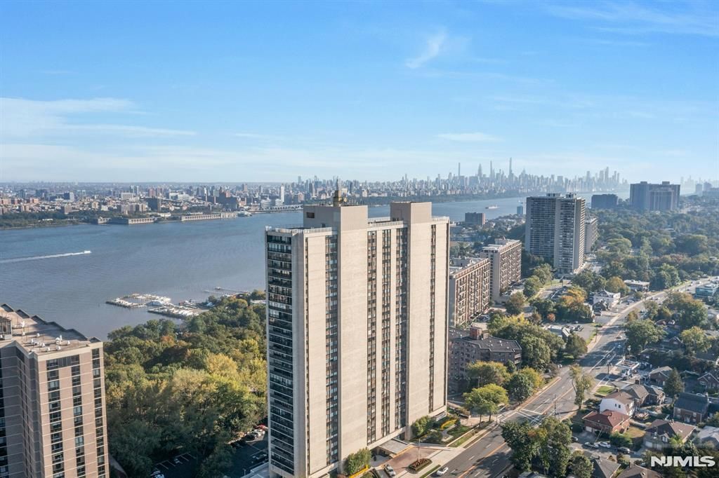 Photo of 1500 Palisade Avenue #20A, Fort Lee, NJ 07024 (MLS # 25035700)